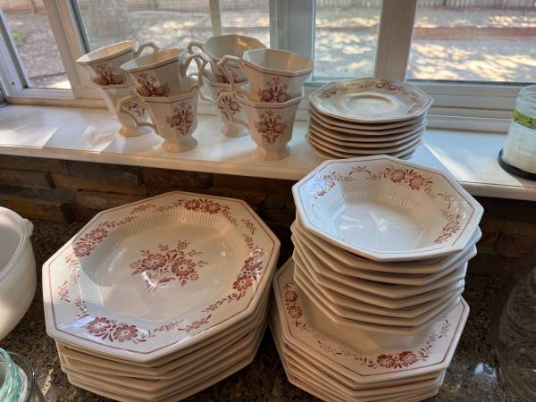 Cute Set of 8 Dishware 1