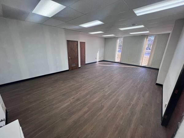 $1,550 / 534ft2 - 534 sqft Large single room office/salon suite w/ 2 wndw & water hookup (Athens)63792092592643120