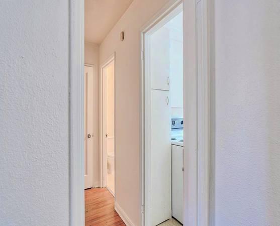 $1,350 / 1br - SPECIAL - $300 OFF - Hardwood Flooring - Close to Multiple Parks (Hawthorne District)63841708476801123