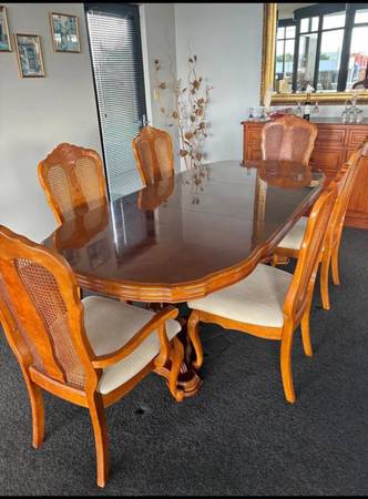Extendable dining table and chairs 1