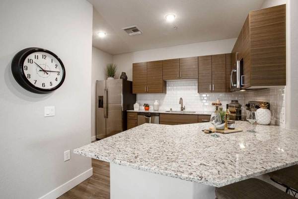 $1,998 / 2br - 1210ft2 - Spacious and elegant! You've found your ideal 2 bed / 2 bath! (Phoenix - On South Mountain)64024996875393123