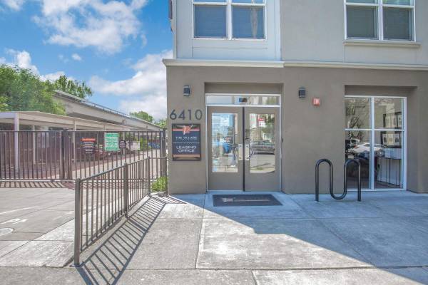 1 9Ft Ceilings, Views Available, On-call Maintenance 1