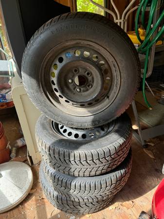 4 Firestone winter tires, mounted on rims with studs 1