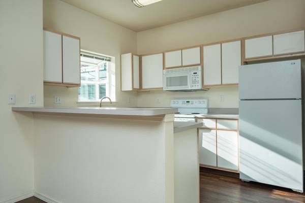 $2,680 / 2br - 1380ft2 - $1000 off 1st month's rent on select units. Call for details! (Wilsonville - I5, 205, Tigard, Oregon City, T)63999455419394120