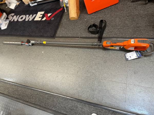 Husqvarna 520iHT4 professional batteries series hedge trimmer 1