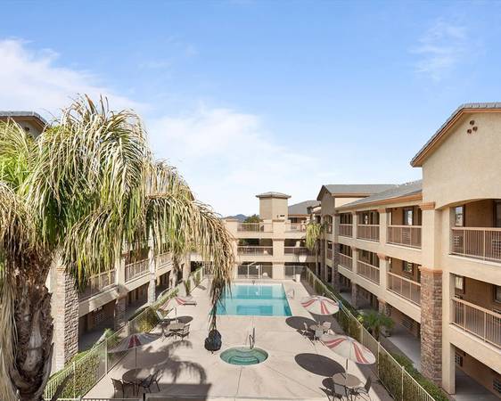 Free Premium Cable TV, 2 Sparkling Pools, Studio 1/ba 1