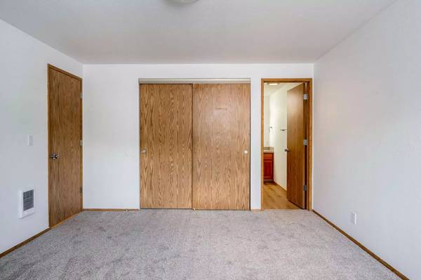 $1,695 / 2br - 1026ft2 - Cuddle with your pets in our cozy 2 Bed / 2 Bath. Visit today! (Eugene - Delta Ponds)63977275635842124