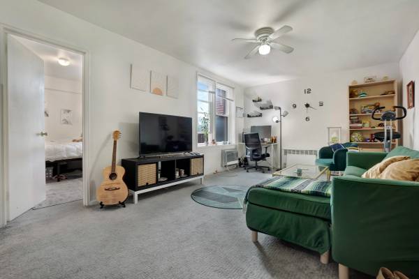 $275,000 / 1br - Charming Jr 1BR/1BTH in Elevator Building in Prime Sunnyside! (Sunnyside)64033630611969121