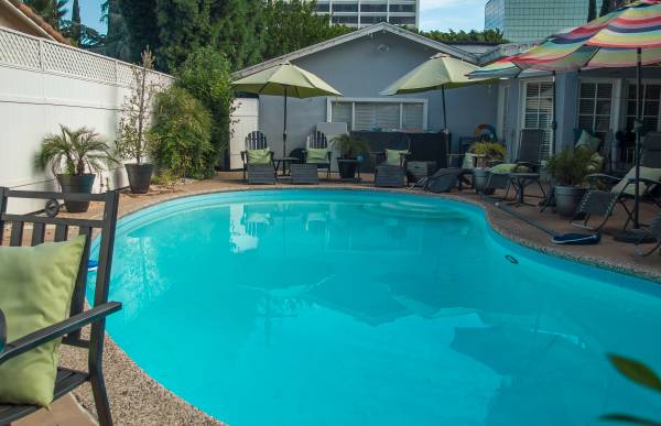 $1,400 / 3br - 144ft2 - Westside-Encino Furnished Bedroom in Home With Pool (LGBT Friendly) (Encino, CA)63700958637059120