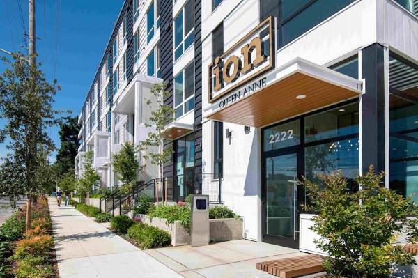 $4,699 / 2br - 906ft2 - Pet-Friendly Paradise in Queen Anne  Rooftop  Nearby Parks (Queen Anne, Interbay, Magnolia, Fremont)63808084333441123