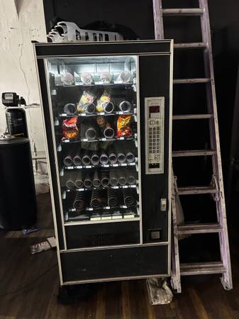 READY WORKING VENDING MACHINE 750$ OBO 1