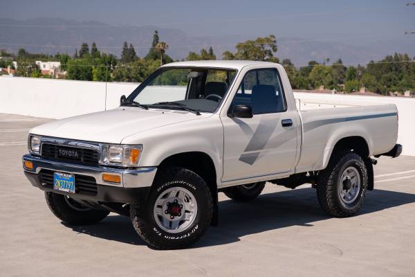 1989 Toyota Pickup 22RE 4x4 DLX Short Bed - $25,000 (Woodland Hills)63618211601667123