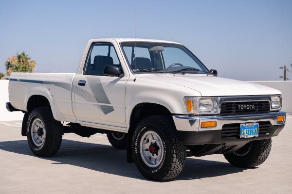 1989 Toyota Pickup 22RE 4x4 DLX Short Bed - $25,000 (Woodland Hills)63618211601667121