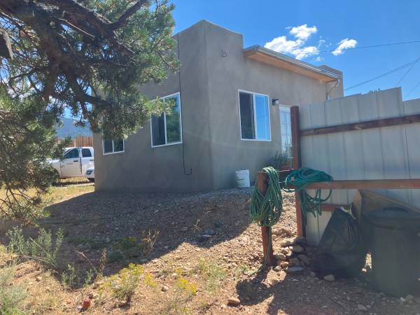 $960 / 400ft2 - 960/ mes con 12 hrs/ mes de trueque de trabajo (Taos)63659815658371121