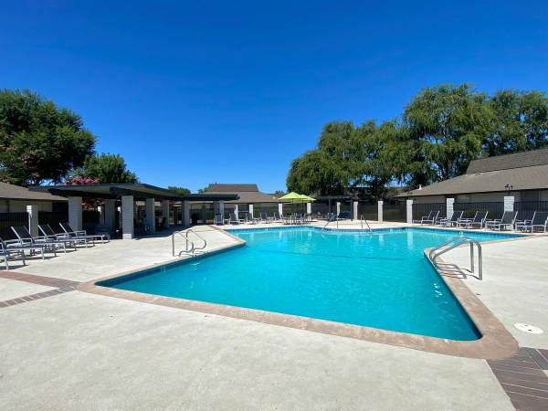 $1,595 / 2br - 888ft2 - Central A/C & Heat, Courtyard, Gated Entry, Swimming Pool63798508981891124