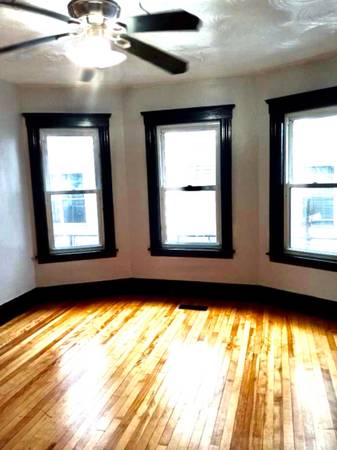 $2000 / 3 hab - 1200 ft² - 3 DORMITORIOS/1 BAÑO RECIENTEMENTE RENOVADOS $2000 (Worcester)62941300560769124