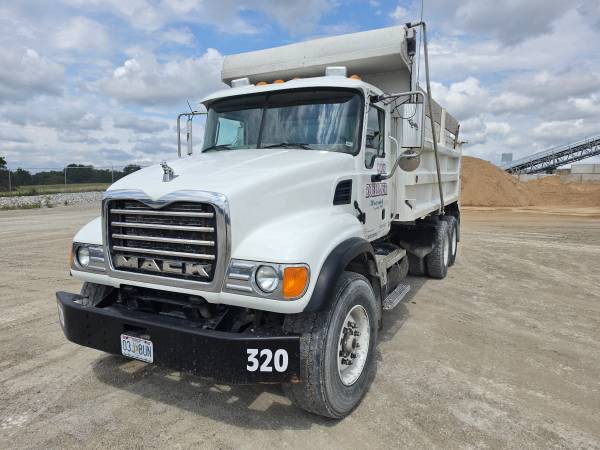 2003 Mack CV713 Granite Truck - Photo 2