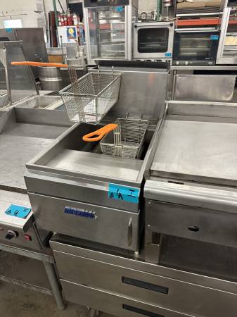 Natural Gas 25 lb. Countertop Fryer 1