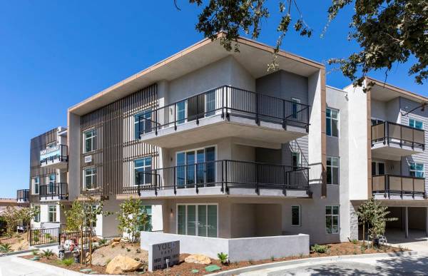 $2,975 / 2br - 1041ft2 - Package Lockers, Expansive Private Balcony, Carport (Thousand Oaks)63981243684354123