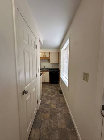 $2,400 / 2br - 980ft2 - End unit town home with fire place! 2 cats allowed. (Milford)63931925091203121