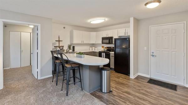 $1,630 / 2br - 1010ft2 - Centro de fitness, Persianas, Sala Sky Lounge (110 E 1st St, Chaska, MN)63666914450947124