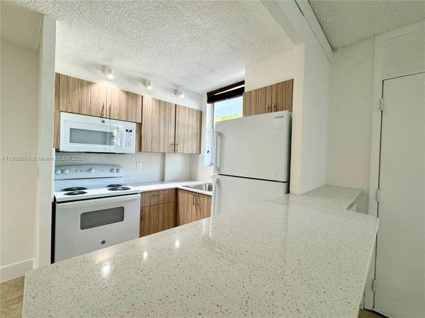 $189,000 / 1br - Charming 1Bed/1Bath with private terrace, parking, pool and gym (North Bay Village)64002015848066122