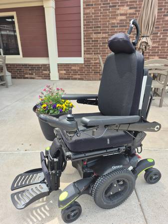 DELUXE POWERED WHEELCHAIR 1