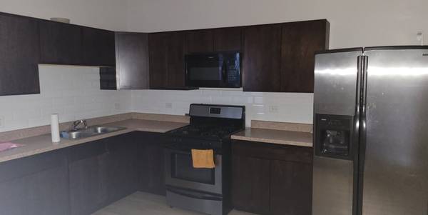 $1,550 / 4br - 1000ft2 - Large 4br Unit on first floor w/ Laundry access63918293529602121
