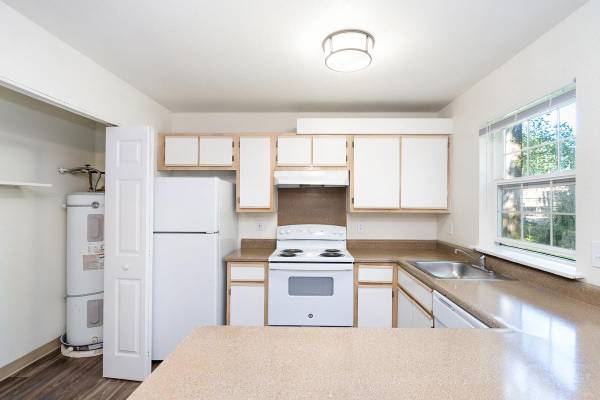 $1,500 / 2br - 900ft2 - Walkable 2 BR-Assigned Parking & Fully Equipped Kitchen! (Downtown Gresham)63831753228163124