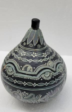 A Collectible Hand-Painted Mexican Folk Art Lacquered Gourd Trinket Box 1