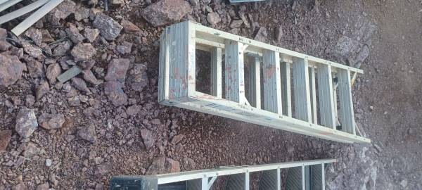 6' two step ladder 1