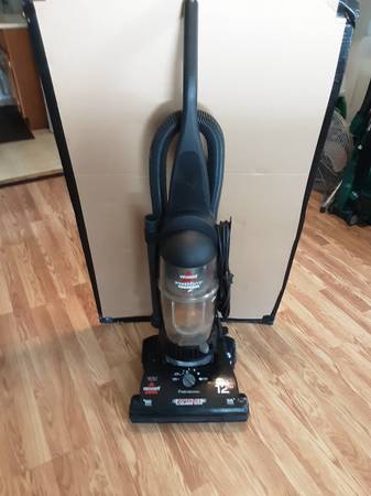 Bissell Vacuum Cleaner 12 Amps power Forse.  Work. Good 1