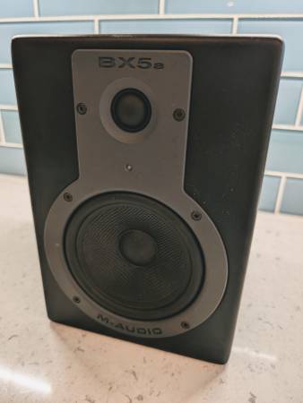 M-Audio BX5a Studio Monitor 1