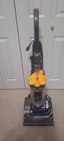 Dyson DC33 Vacuum Cleaner 1