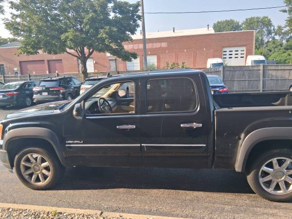 GMC Denali 2011 AWD - $9,000 (Medford)63469915579393121