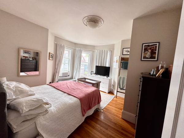 $3,500 / 3br - 999ft2 - 3 Bed / 1 Bath in JP, NEW KITCHEN! No Broker Fee (Jamaica Plain)63996405670147123