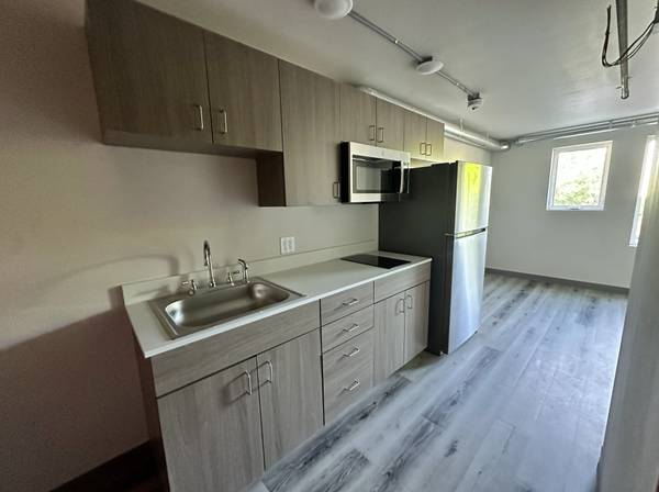 $1,199 / 279ft2 - Street Parking, Laundry Facility, Large Windows (2059 SW Park Ave, Portland, OR)63999315844738124