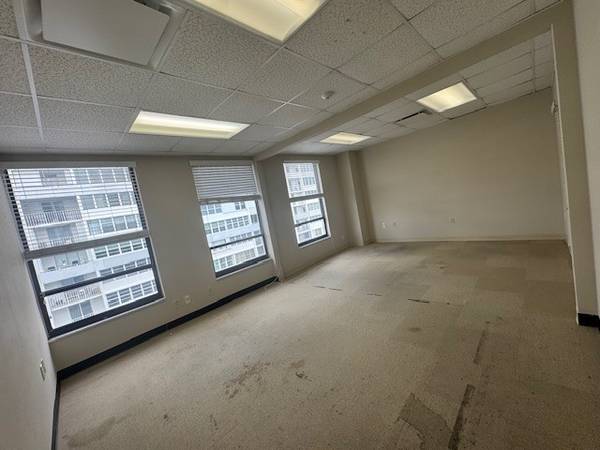 $763 / 352ft2 - Office suite #712 for rent - Call us today! (Sunrise)63379613526915123