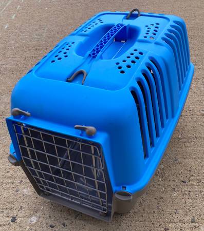PET CARRIER, like new! Perfect for a Cat, kitten or small dog 1