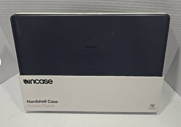 InCase Hardshell Case Dots for MacBook Pro (16-inch, 2019) Black 1