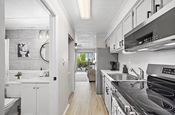 $1400.00 / 1br - 1 Bed 1.5 Baths Apartment Available October through April!63806863647489124