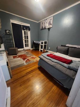 $1,000 / 1hab - 110ft2 - Habitación con puerta francesa en alquiler: uso de cocina permitido: lavandería en el lugar (east palo alto)63667975669251120