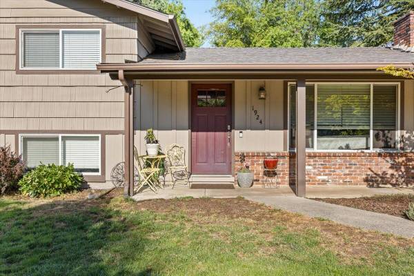 $439,900 / 4hab - 1656ft2 - Casa en Venta|4 habitaciones, 2 baños (Medford)63654692177537121