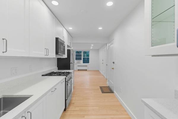 $3,200 / 2br - 775ft2 - Spacious w/ In-Unit Laundry & Parking – Beaconsfield, Brookline (Brookline)64213548604675123