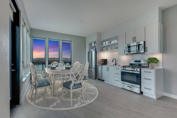 $1,550 / 472ft2 - Luxury is Built-In. Not Tacked On. (Vancouver Waterfront)63777362999041124