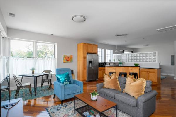 $1,100 / 1br - 867ft2 - Stunning 1-bed, 1-bath corner unit condo (Chattanooga)63993220594818122