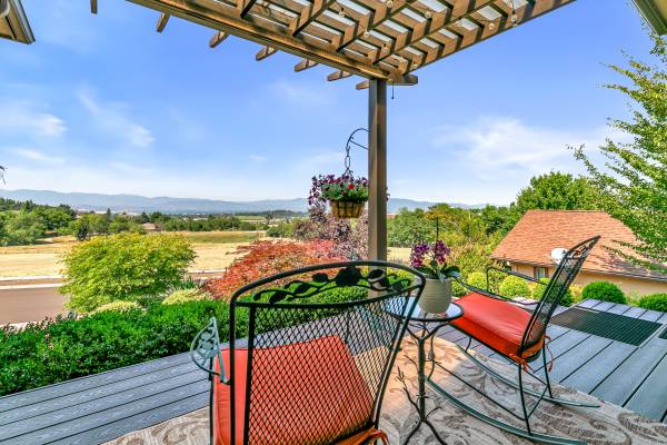 $775,000 / 3br - 2494ft2 - Single-level view home in the East Medford hills! 3BD/2BA+OFFICE (Medford)64192591066371124