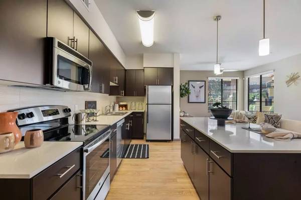 $2,075 / 2br - 1025ft2 - Lots of room to call your own! Spacious 2 bed! Beautiful neighborhood! (Phoenix)64024997141635123