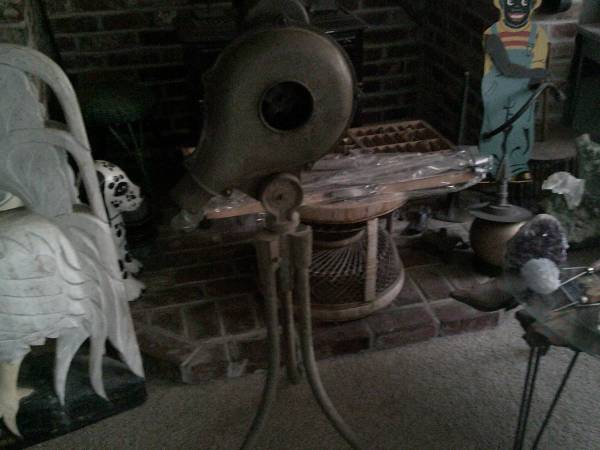 WORKING HAND CRANK FORGE BLOWER 1