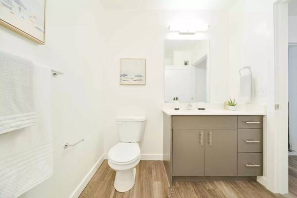 $1,550 / 1br - Beautiful and Bright 1 bd/1 ba! Stunning View! (Seattle)63884887243009122